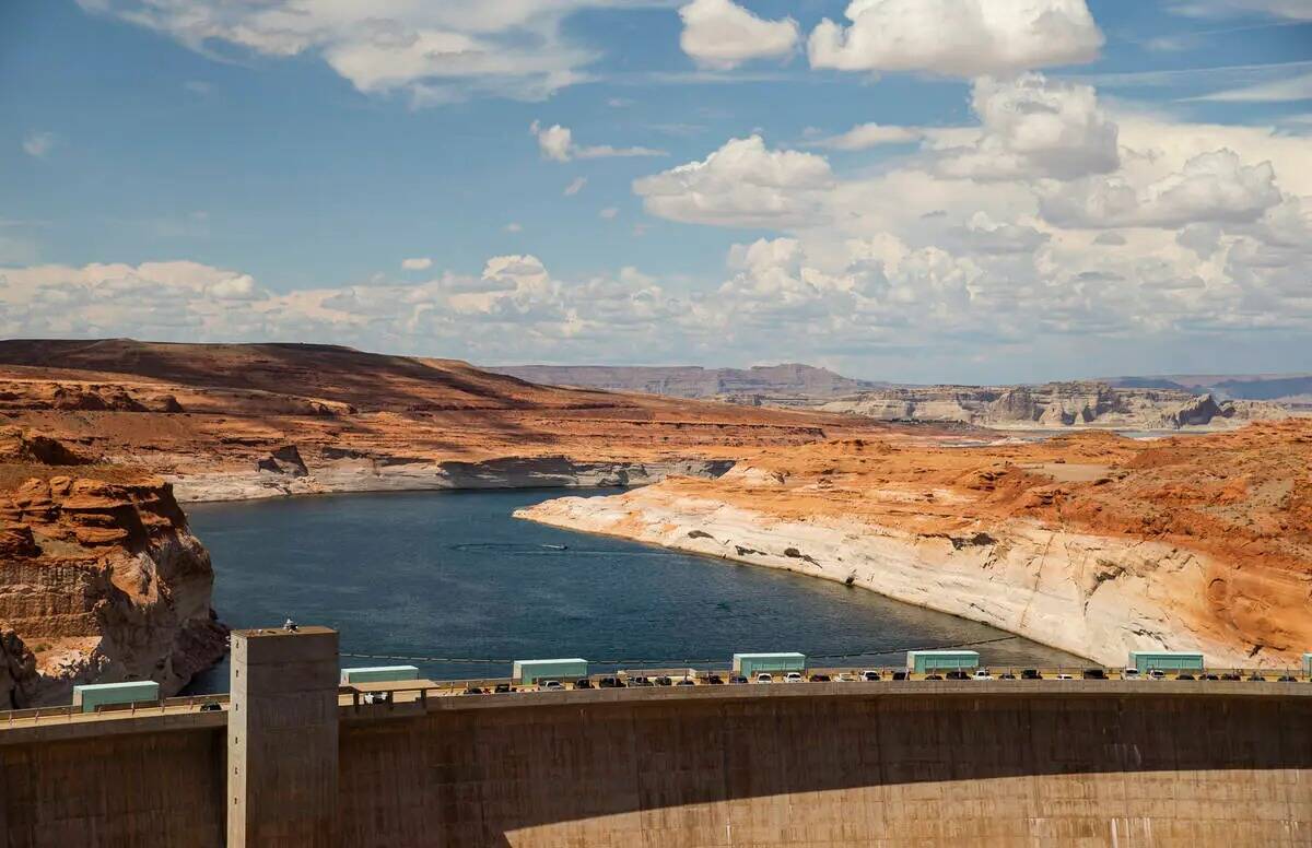 Vista del Lago Powell y la presa de Glen Canyon en la zona recreativa nacional de Glen Canyon e ...