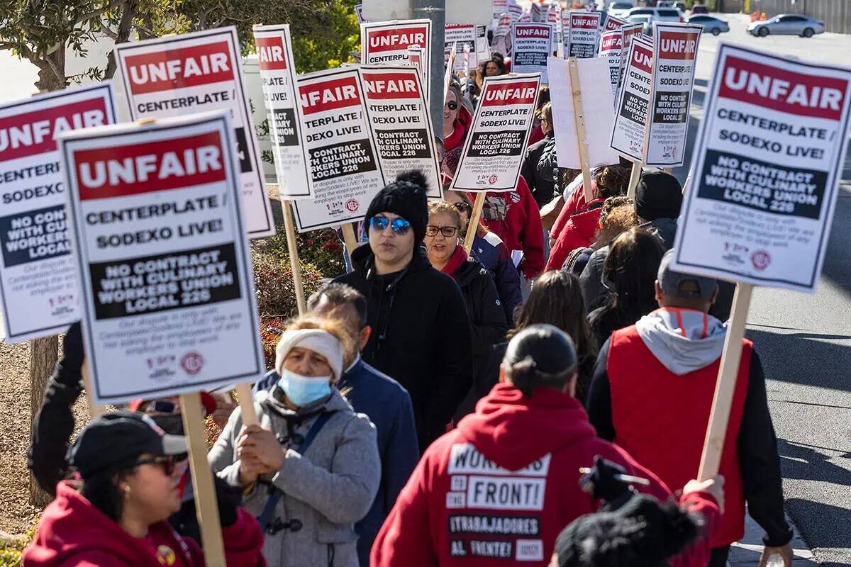 Trabajadores del Sindicato de la Culinaria se manifiestan frente al Las Vegas Convention Center ...