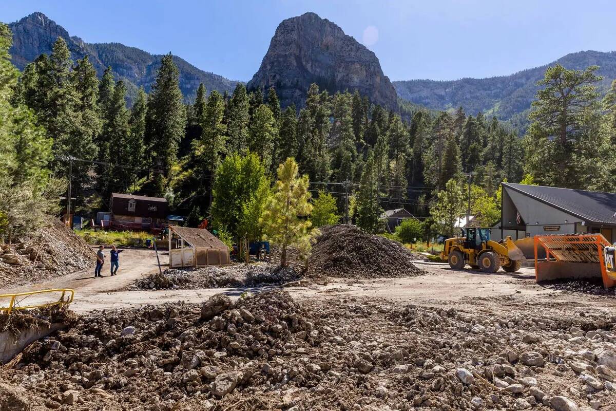 La limpieza continúa en Old Town en Mount Charleston el miércoles 6 de septiembre de 2023, en ...