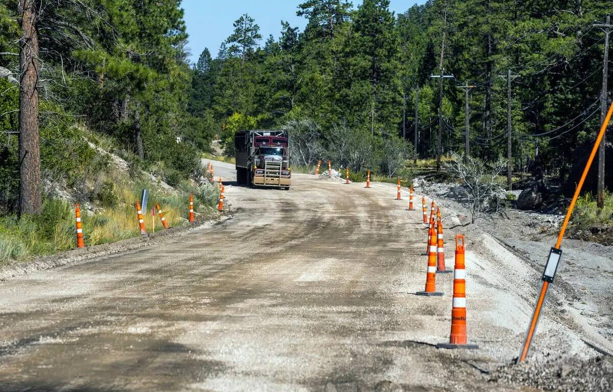 Algunas partes de Kyle Canyon Road han sido reducidas a grava de nuevo en Mount Charleston el m ...