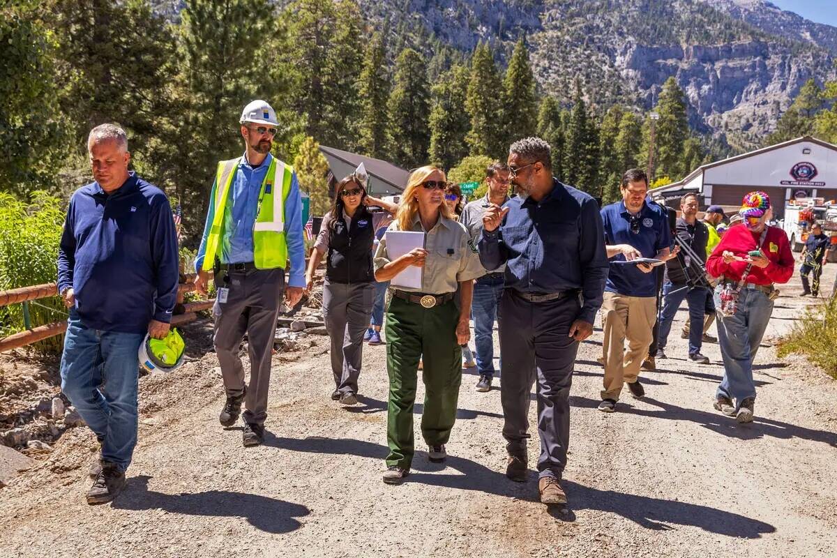 El congresista Steven Horsford, a la derecha, habla con la gestora forestal Deb MacNeill durant ...