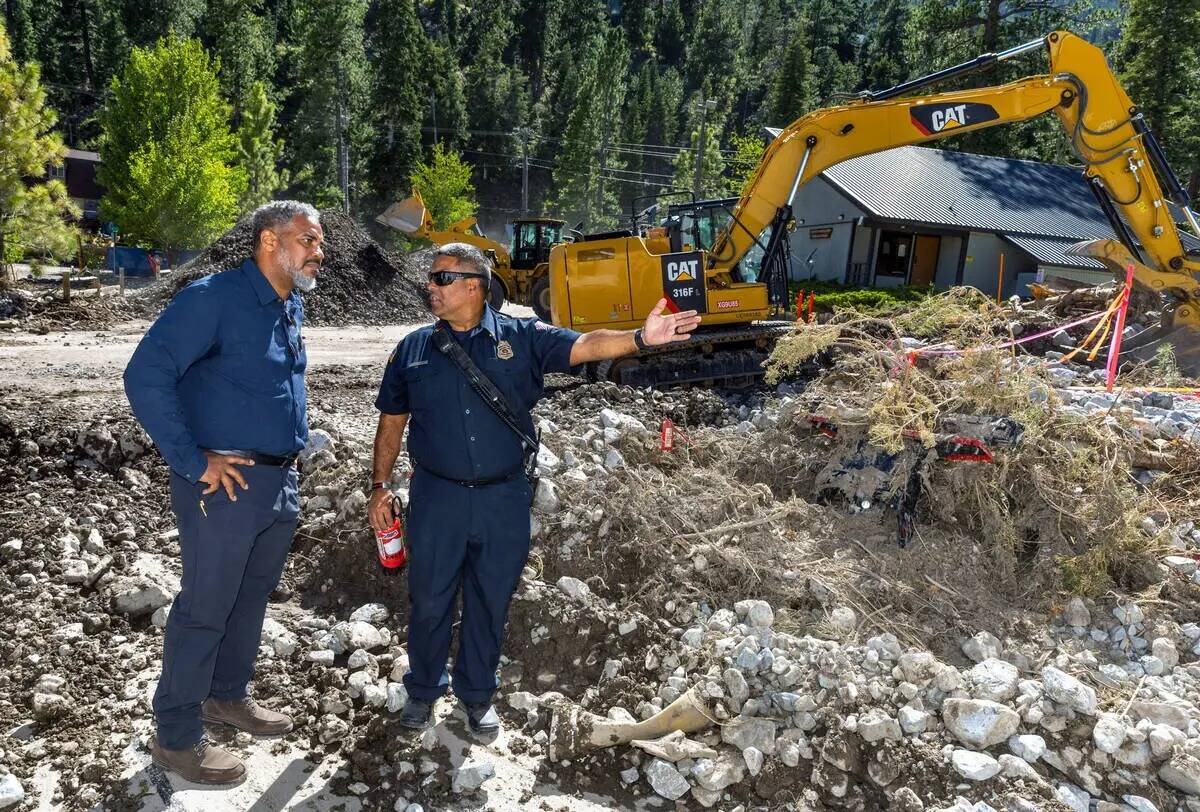 El congresista Steven Horsford, a la izquierda, habla con el jefe del distrito de bomberos de M ...