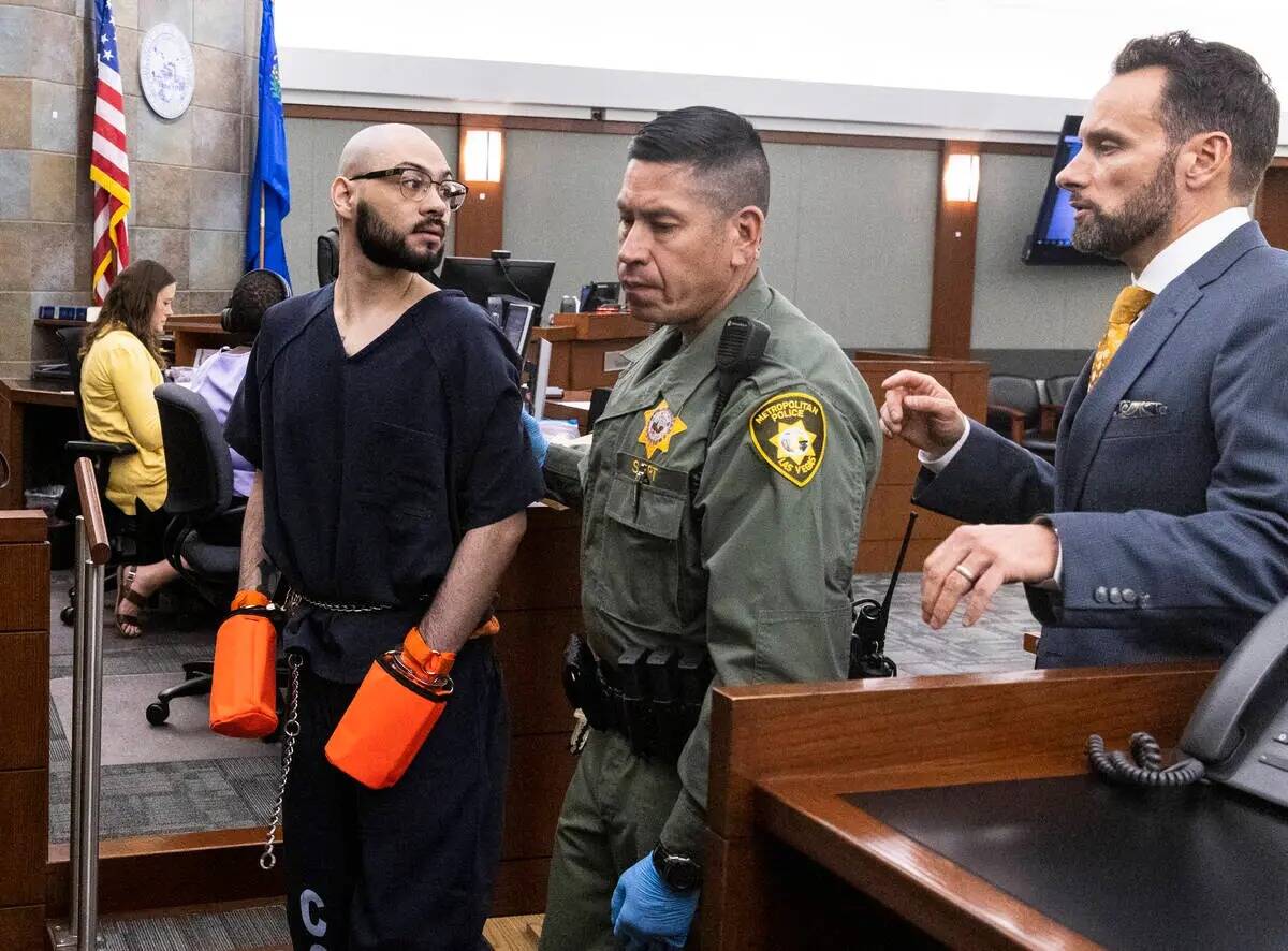 Joel Núñez Cruz es escoltado fuera de la sala del tribunal después de su sentencia en el Cen ...