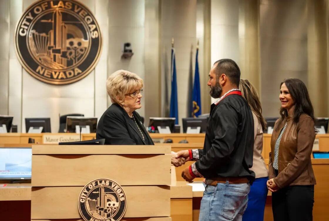 La alcaldesa de Las Vegas, Carolyn Goodman, entrega a Arturo Castrejón una llave de la ciudad ...