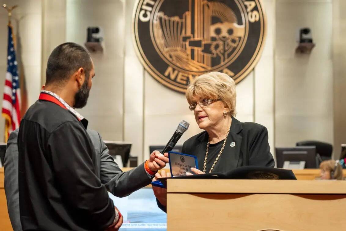 La alcaldesa de Las Vegas, Carolyn Goodman, entrega a Arturo Castrejón una llave de la ciudad ...