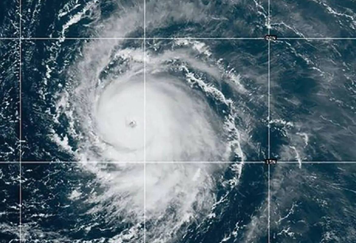 Se espera que el huracán Jova provoque fuertes olas y corrientes de resaca en la costa de Méx ...