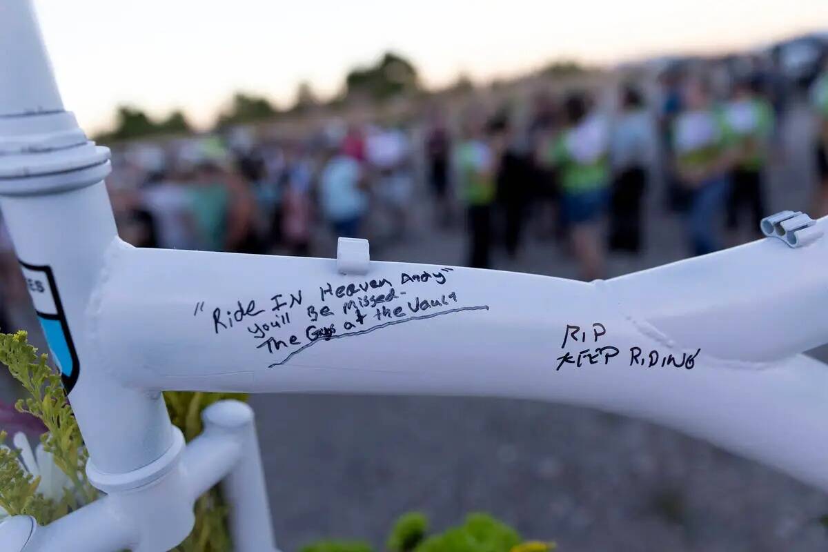 Se escriben mensajes en un monumento conmemorativo para Andreas Probst, un ciclista que murió ...