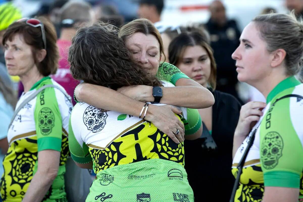 Angela Ahmet, en el centro a la derecha, abraza a un amigo durante un memorial por Andreas Prob ...