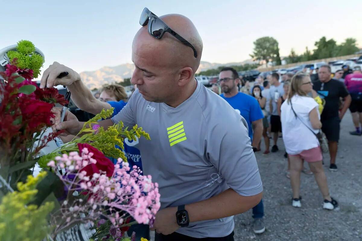 Paul Manguel, un ciclista de Henderson, firma un memorial para Andreas Probst durante un memori ...