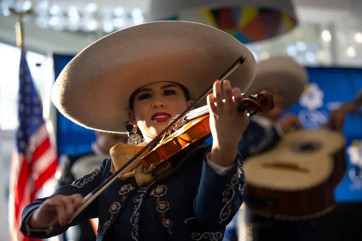 La violinista del Mariachi Plata, Precious Carrasco, se presenta durante un evento de lanzamien ...