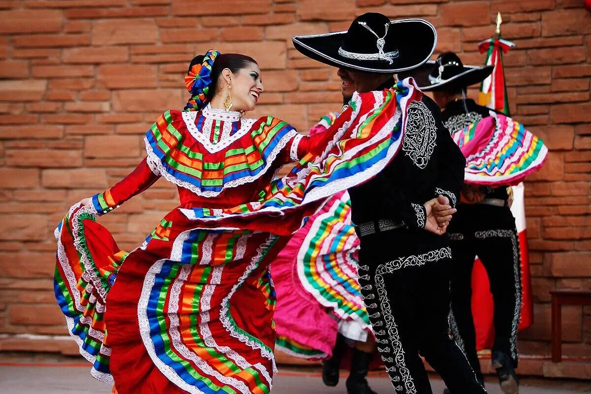 Melissa Manríquez, izquierda, baila una danza tradicional mexicana con su pareja Ulises Espiti ...