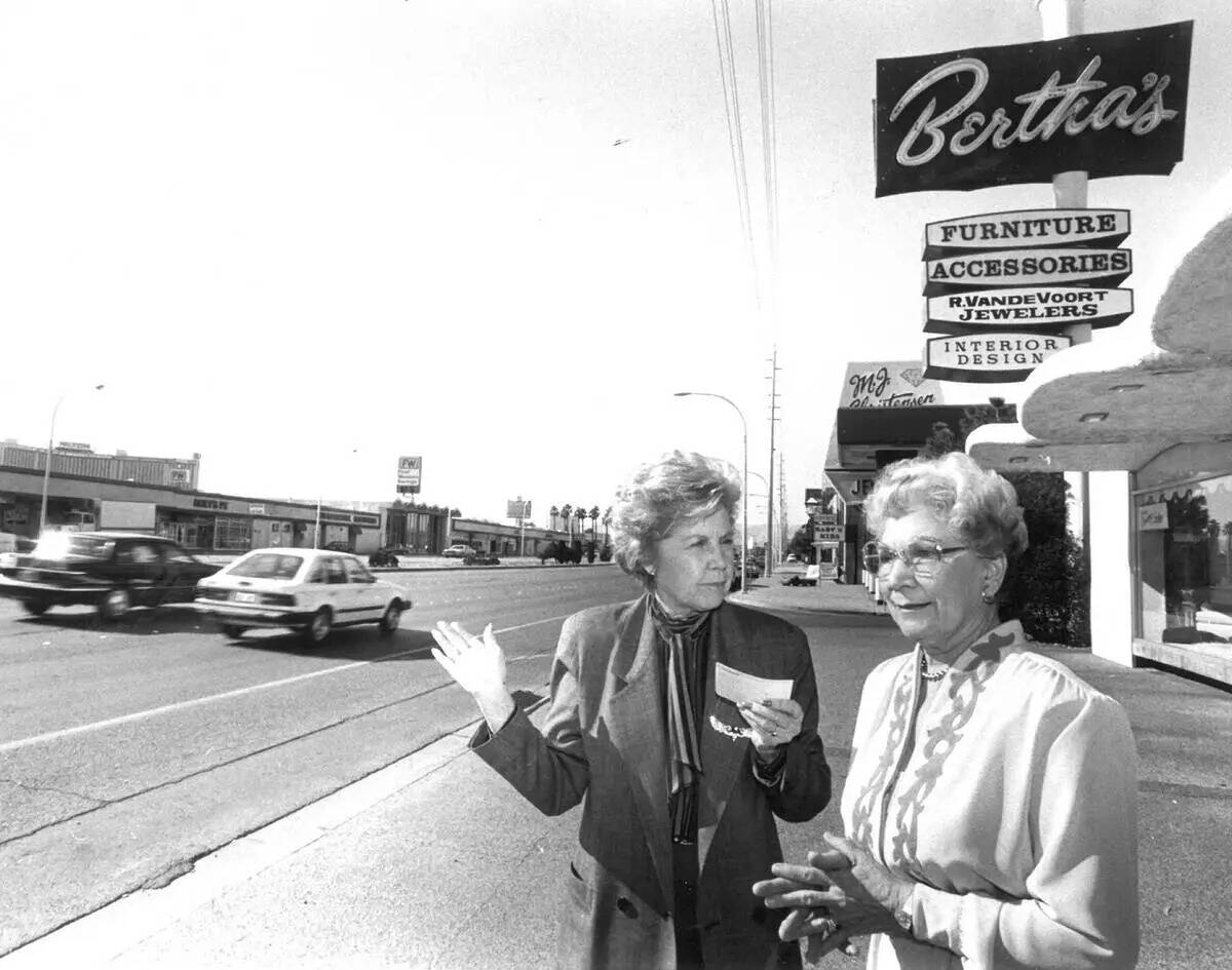 Thalia Dondero, a la izquierda, y Bertha Ragland en una foto de archivo del 26 de enero de 1989 ...