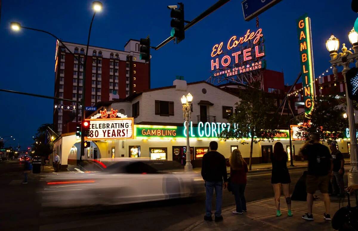 El tránsito pasa junto a El Cortez en Fremont Street, en el centro de Las Vegas, el jueves 4 d ...