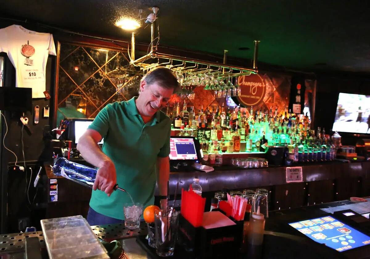 Greg Sims, dueño de Champagnes Cafe, sirve bebidas el miércoles 25 de abril de 2018, en Las V ...