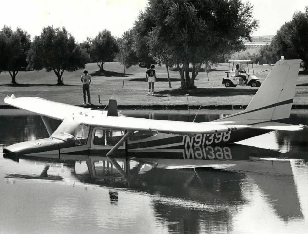 Un avión del FBI cae en el Country Club de Las Vegas. (Wayne Kodey/Las Vegas Review-Journal )