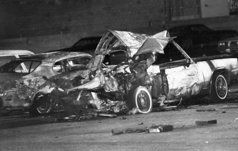 El Cadillac 1981 de Frank "Lefty" Rosenthal aparece después de que explotara el 4 de octubre d ...