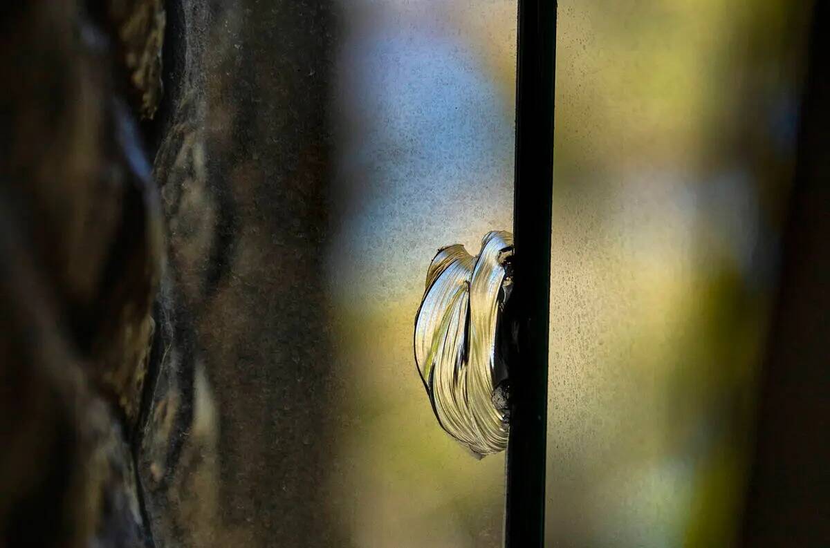 Una astilla en una ventana que se cree que fue causada por una bala en la antigua casa de Lefty ...