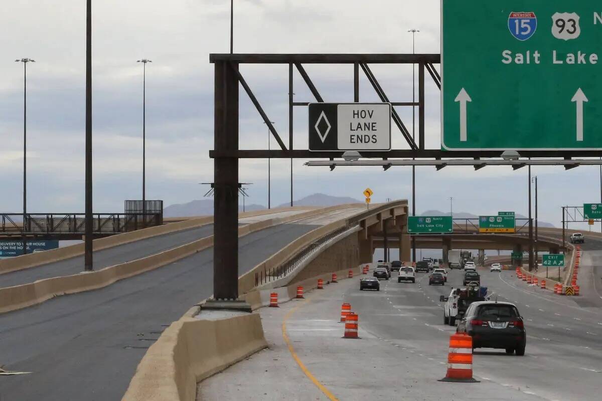 La recién terminada rampa de paso elevado HOV del Proyecto Neón en el Spaghetti Bowl, a la iz ...