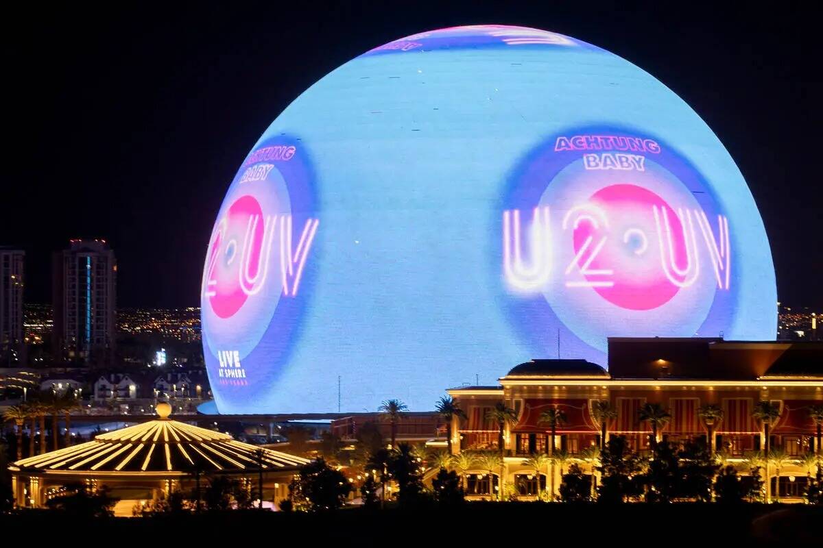 The Sphere muestra un anuncio de su espectáculo inaugural, U2, visto desde el estacionado Enco ...