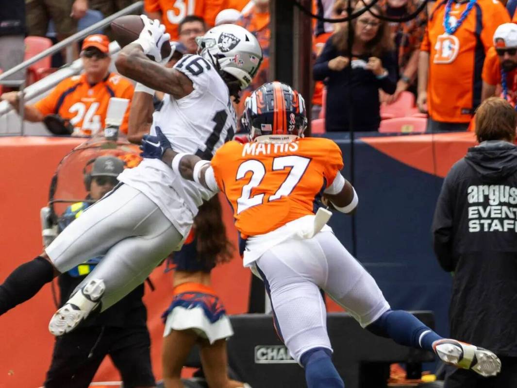 El wide receiver de los Raiders Jakobi Meyers (16) anota un touchdown sobre el cornerback de lo ...