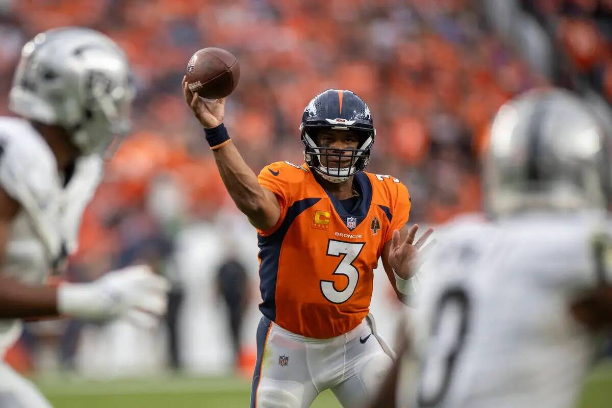 El quarterback de los Denver Broncos Russell Wilson (3) realiza un lanzamiento durante la segun ...