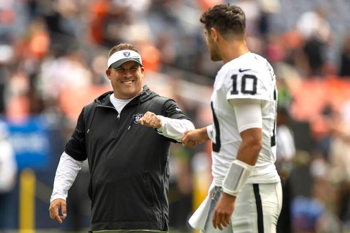 El entrenador en jefe de los Raiders Josh McDaniels se reúne con el quarterback Jimmy Garoppol ...
