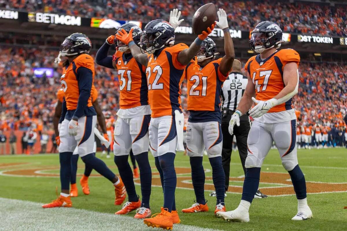 Los Denver Broncos celebran la intercepción del safety Kareem Jackson (22) durante la segunda ...