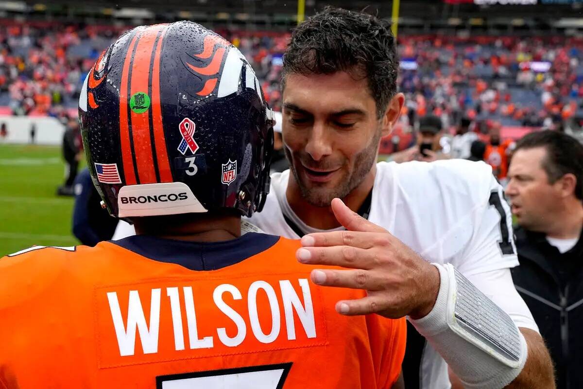 Russell Wilson (3), quarterback de los Denver Broncos, saluda a Jimmy Garoppolo (10), quarterba ...