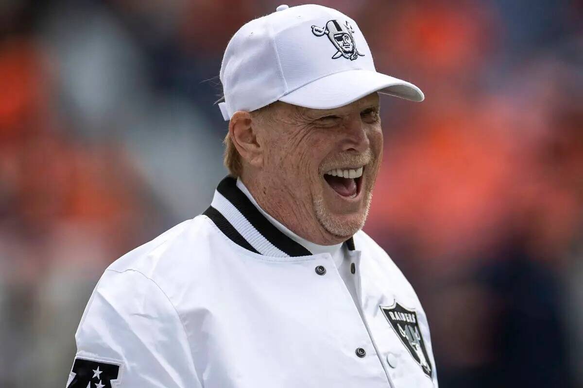 El dueño de los Raiders, Mark Davis, ríe desde la banda antes del comienzo de un partido de l ...