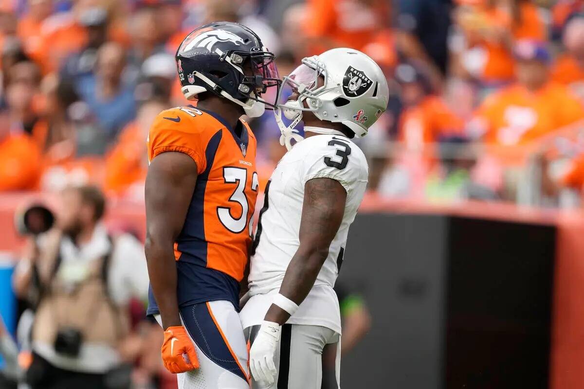 El safety de los Denver Broncos Delarrin Turner-Yell, izquierda, y el wide receiver de los Las ...