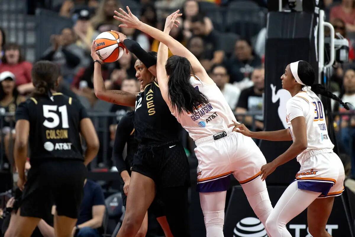 La alera de Las Vegas Aces A'ja Wilson (22) roba el balón a la pívot de Phoenix Mercury Megan ...