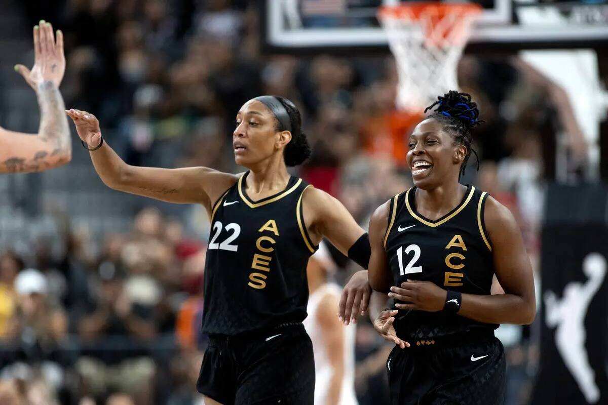 La escolta de Las Vegas Aces Chelsea Gray (12) y la alera de Las Vegas Aces A'ja Wilson (22) ce ...