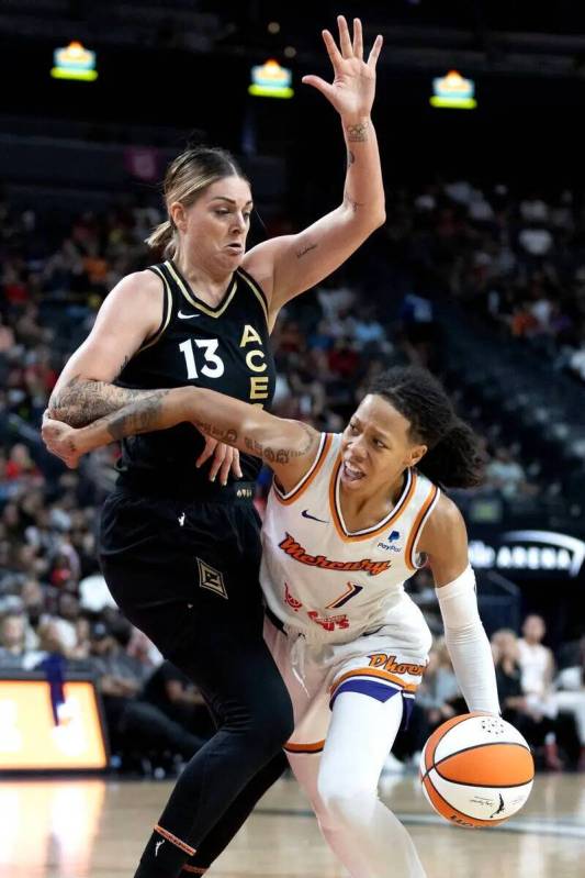 La escolta del Phoenix Mercury Sug Sutton (1) pasa alrededor de la alera de Las Vegas Aces Cayl ...