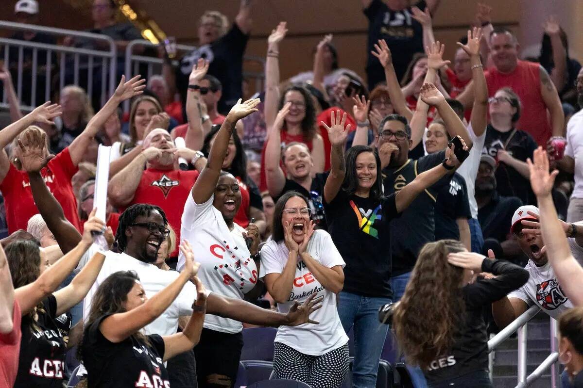 Los fans de Las Vegas Aces piden camisetas a gritos durante la primera parte de un partido de b ...