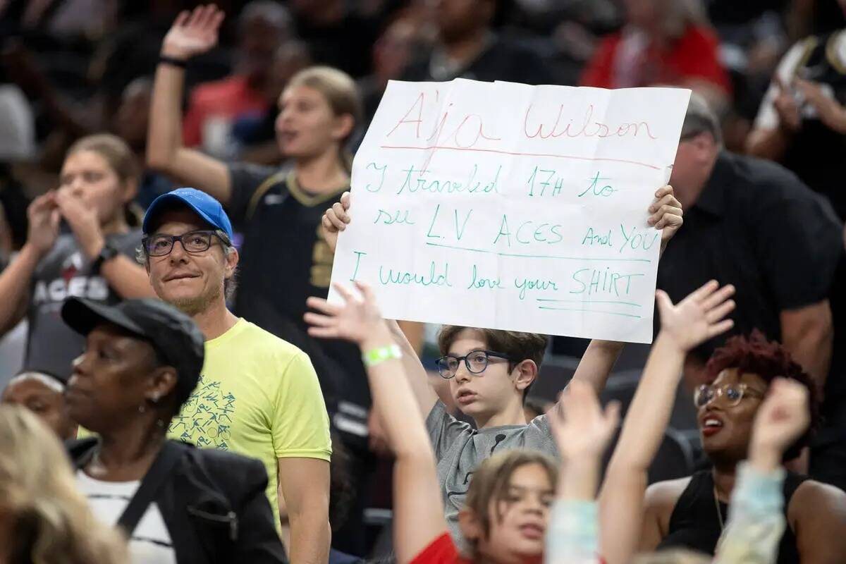 Una fan de las Vegas Aces sostiene un cartel para la alera de las Aces A'ja Wilson durante la p ...
