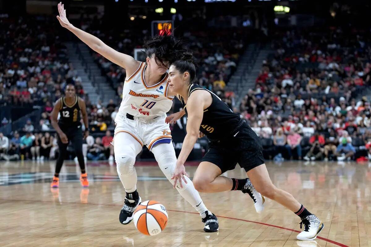 La escolta de Las Vegas Aces Kelsey Plum (10) driblea a la pívot de Phoenix Mercury Megan Gust ...