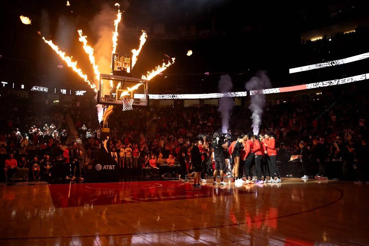 Las Vegas Aces se reúnen antes de un partido de básquetbol de la WNBA contra las Phoenix Merc ...