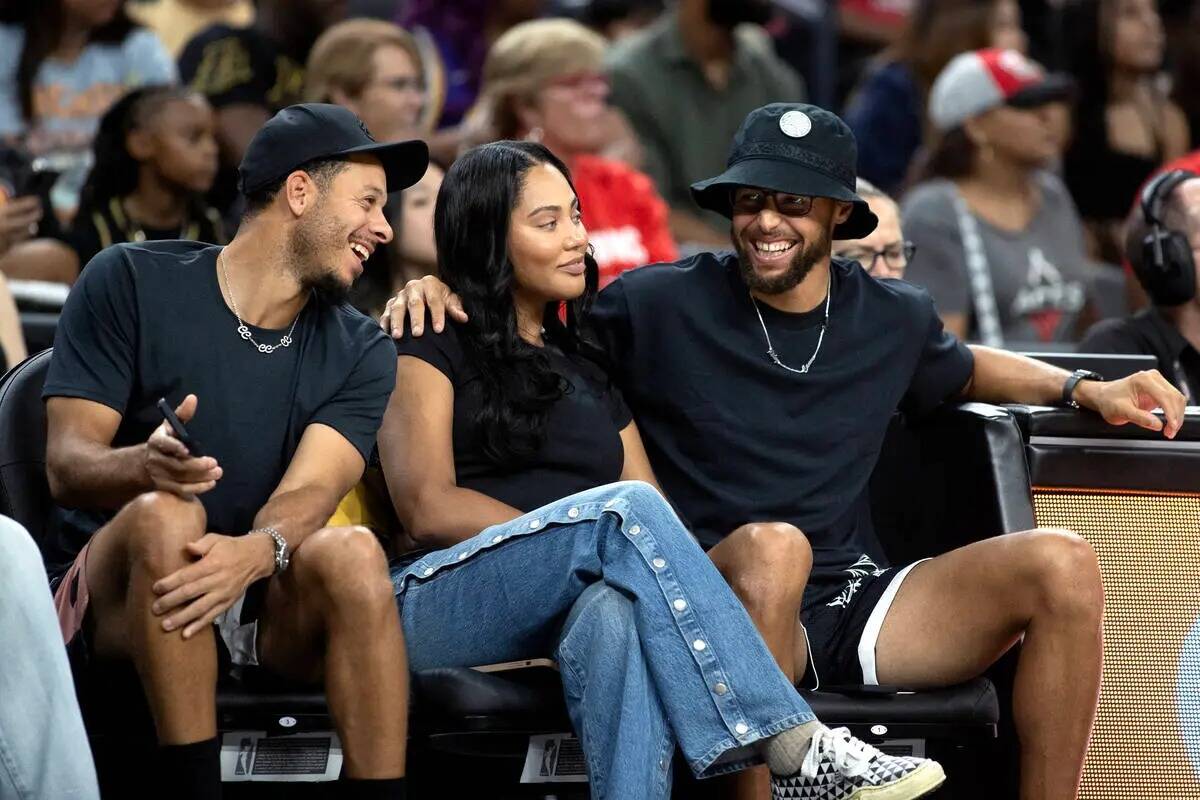Seth Curry, Ayesha Curry y Stephen Curry asisten a un partido de básquetbol de la WNBA entre L ...