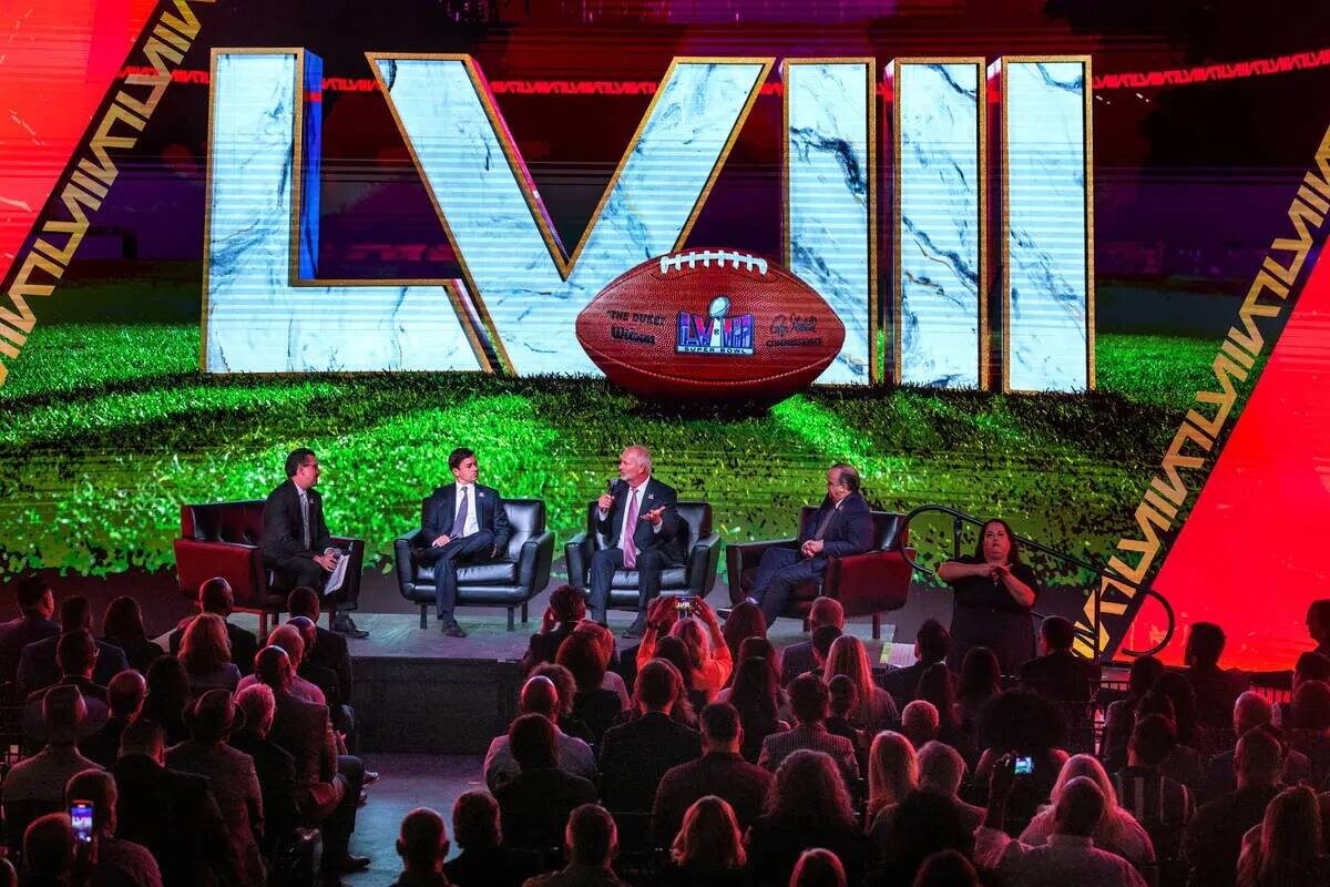 Miembros del comité anfitrión son entrevistados en el escenario mientras la National Football ...