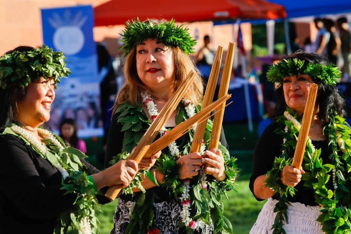 Miembros del grupo de danza cultural Hula O'Mahina se presentan en el Communities United, Raisi ...