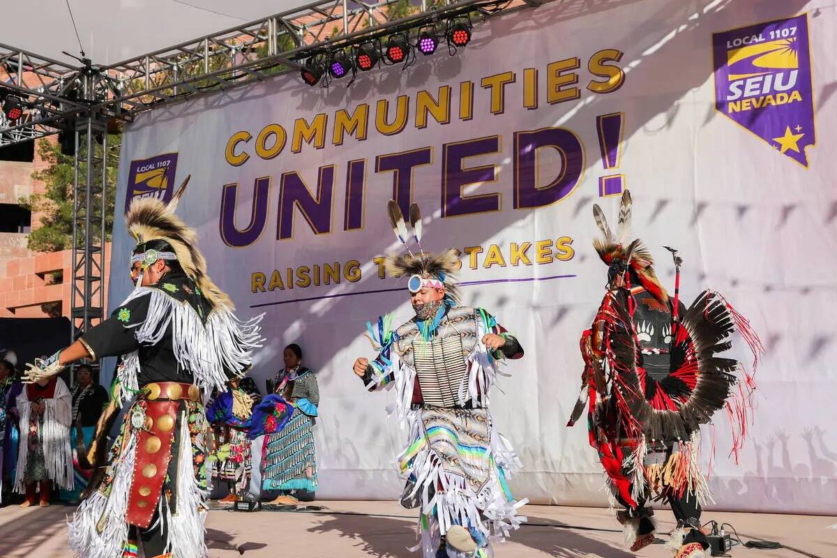 Las Vegas Native Youth Dancers se presentan en el Communities United, Raising The Stakes Multic ...