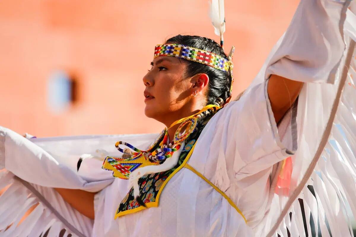 Un miembro del grupo Las Vegas Native Youth Dancers se presenta en el Communities United, Raisi ...