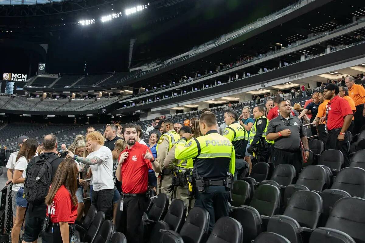 Se muestra a los fans que habían entrado en el Allegiant Stadium el sábado, justo después de ...