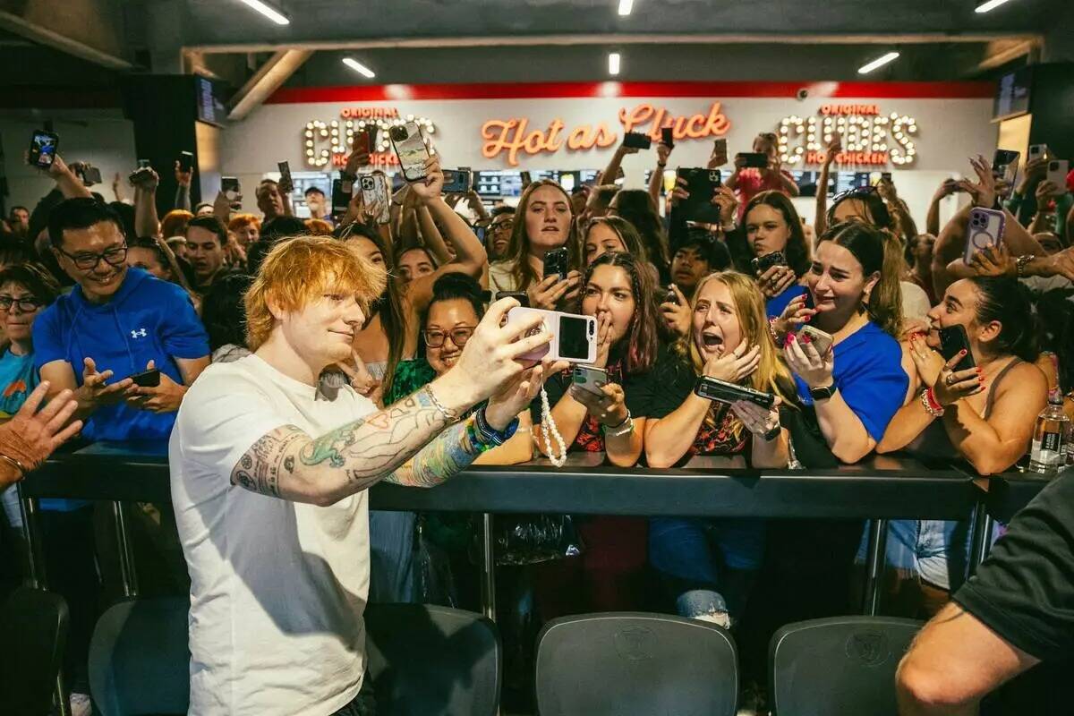 Ed Sheeran posa con sus fans tras anunciar el aplazamiento de su gira "Mathematics" en el Alleg ...