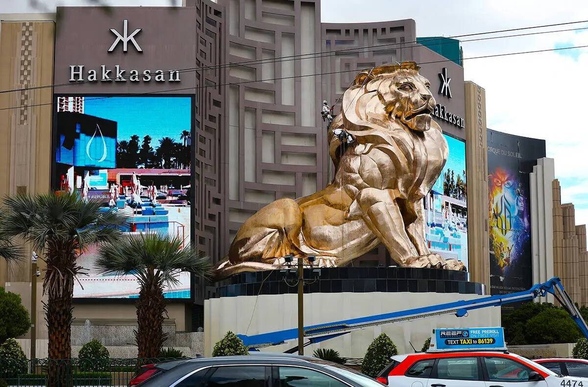 Trabajadores pulen la estatua del león de MGM en el exterior del MGM Grand el martes 27 de abr ...