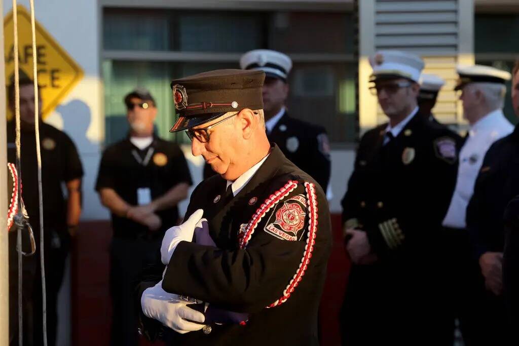 Ron Kline, miembro de la Guardia de Honor del Local 1285 de los Bomberos de Las Vegas, se prepa ...