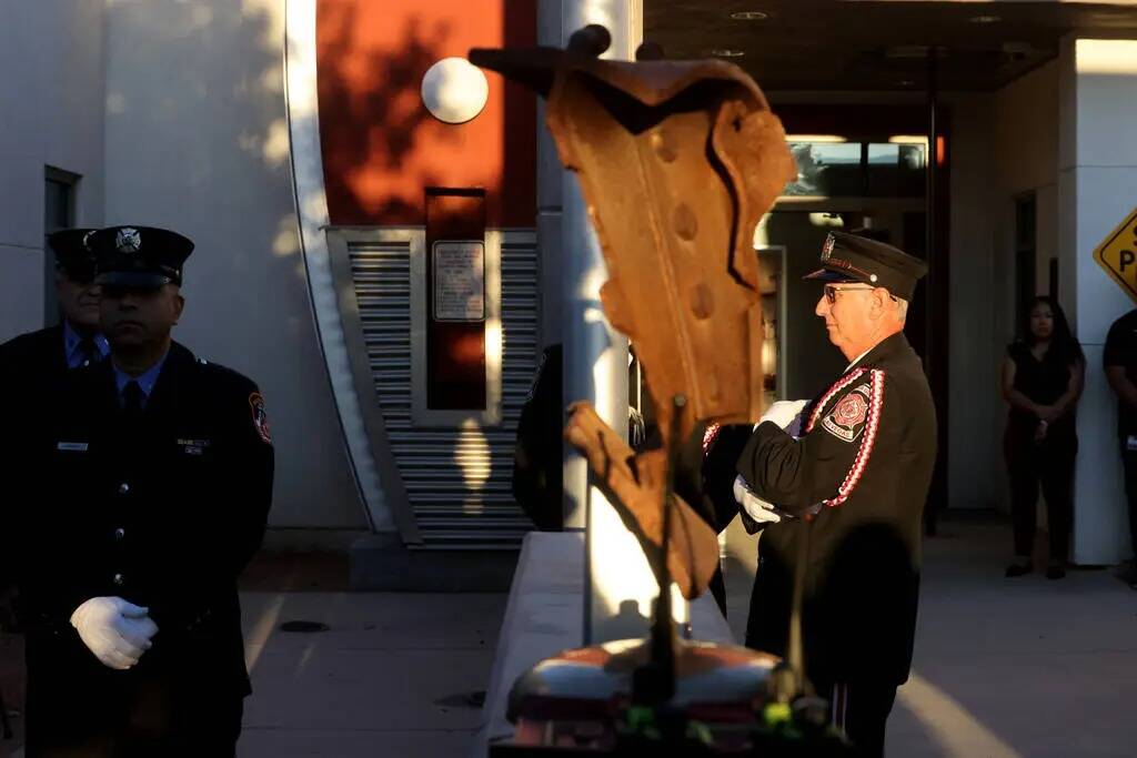 Ron Kline, miembro de la Guardia de Honor del Local 1285 de los Bomberos de Las Vegas, se prepa ...