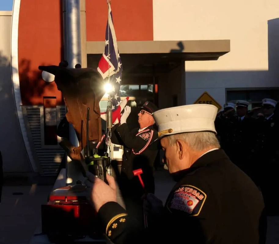 El antiguo portavoz de Las Vegas Fire and Rescue, Tim Szymanski, realiza el toque de campana mi ...