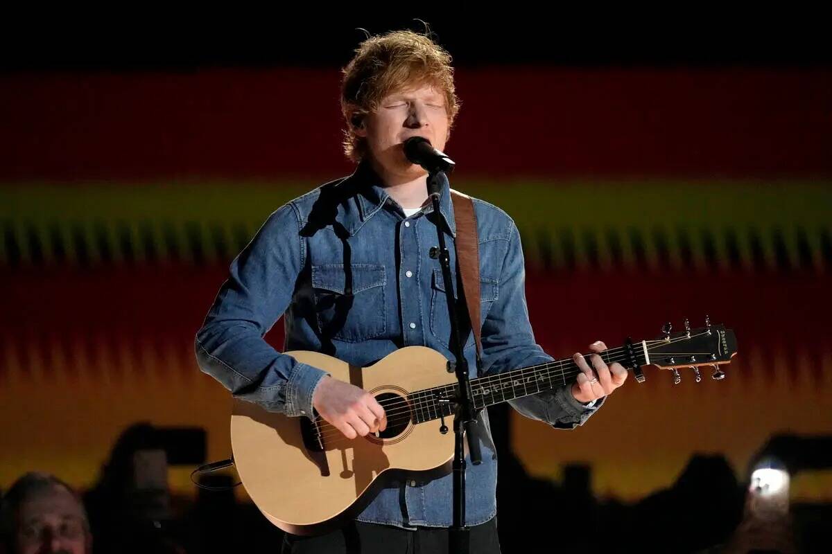 Ed Sheeran interpreta "Life Goes On" en la 58 edición de los premios anuales de la Academia de ...