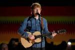 Antes de suspender su concierto de Las Vegas, Sheeran le da serenata a una pareja